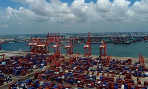 唐山港使用手拉葫蘆進(jìn)行貨物吊運作業(yè)